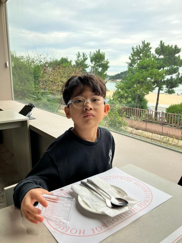 송정 홀리라운지에서 해운대해변열차 보며 브런치로 와규치맛살스테이크, 마르게리따피자, 부라타치즈샐러드 먹고 왔어요~ 경치가 좋아요~
