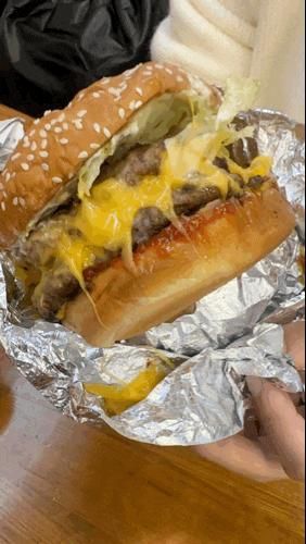 🍔 더현대 지하1층 맛집 고민 끝! 파이브가이즈 치즈버거 커스터마이징 꿀조합 공개(주차정보까지)