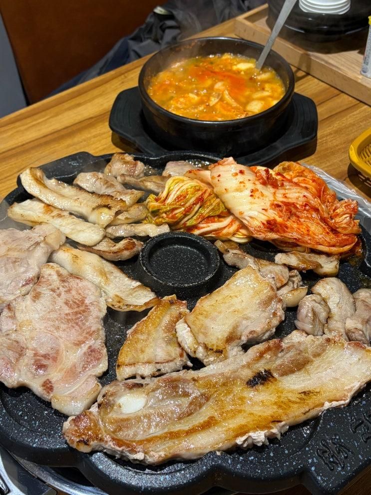 맛보면 빠져드는, 솥뚜껑 레전드 고기집 ‘꽃삼뚜껑 동묘점’