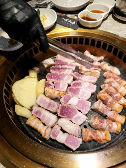 전문그릴러가 구워주는 역삼역 삼겹살 맛집 두껍삼 역삼직영점