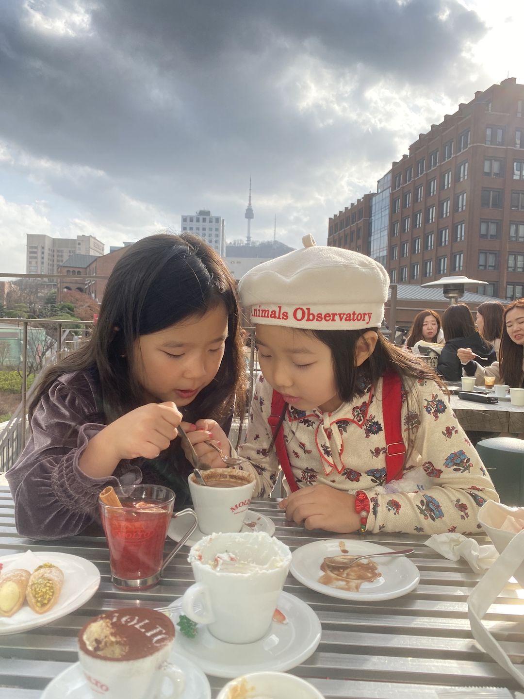 https://image.mom-mom.net/eyJidWNrZXQiOiJtb21tb20tbW9tc3RvdWNoIiwia2V5IjoicGxhY2VzLzY1NzQ3OWY1NjA5YTk3NTU1NjM2YmRlZS5qcGVnIiwiZWRpdHMiOnsicmVzaXplIjp7IndpZHRoIjozNzUsImhlaWdodCI6NTAwfX19