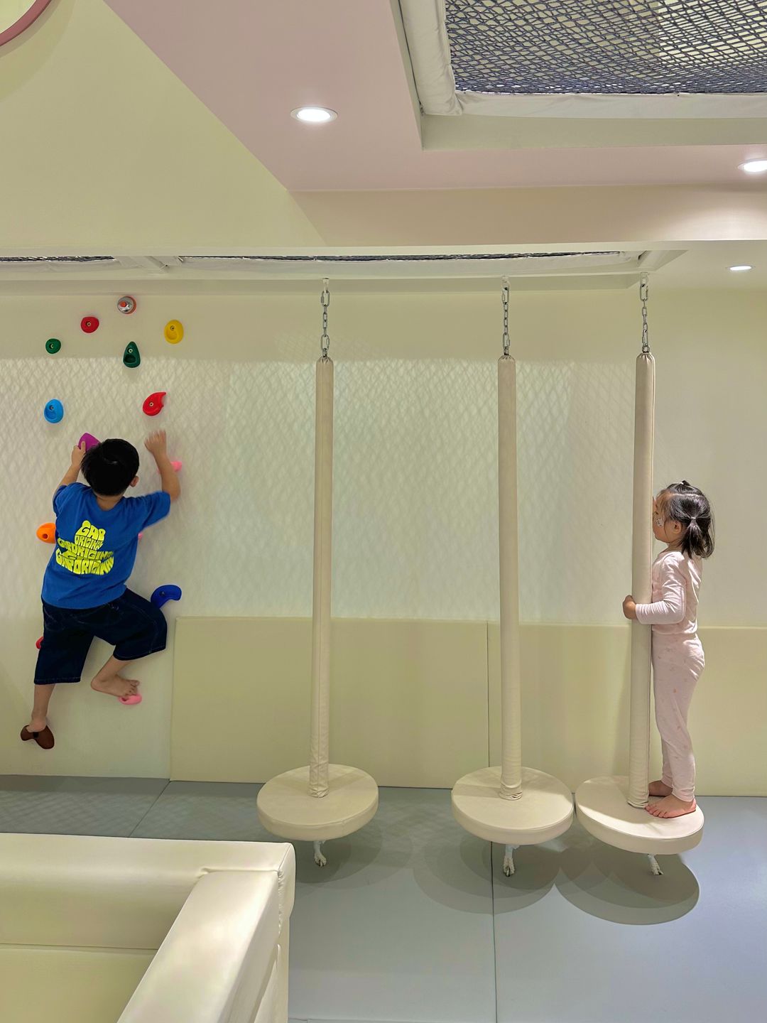 https://image.mom-mom.net/eyJidWNrZXQiOiJtb21tb20tbW9tc3RvdWNoIiwia2V5IjoicGxhY2VzLzY1MzVjNmZkYTQwZDE3ZGE4ZmUxM2ZiYi5qcGVnIiwiZWRpdHMiOnsicmVzaXplIjp7IndpZHRoIjozNzQsImhlaWdodCI6NTAwfX19