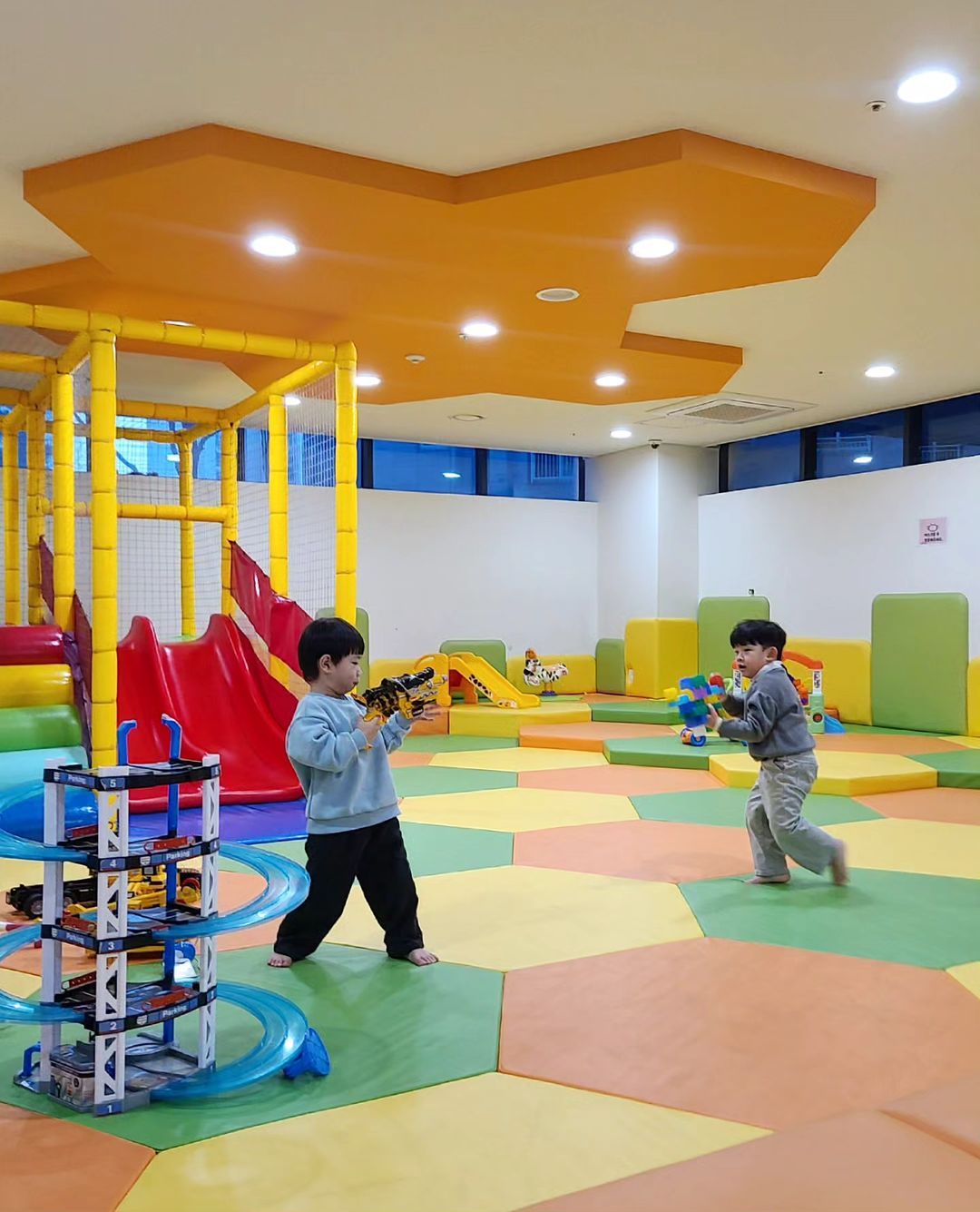 https://image.mom-mom.net/eyJidWNrZXQiOiJtb21tb20tbW9tc3RvdWNoIiwia2V5IjoicGxhY2VzLzY1YWYyNjU0NmRjYTgxYzYwYzAzMjM4OS5qcGciLCJlZGl0cyI6eyJyZXNpemUiOnsid2lkdGgiOjQwNCwiaGVpZ2h0Ijo1MDB9fX0=
