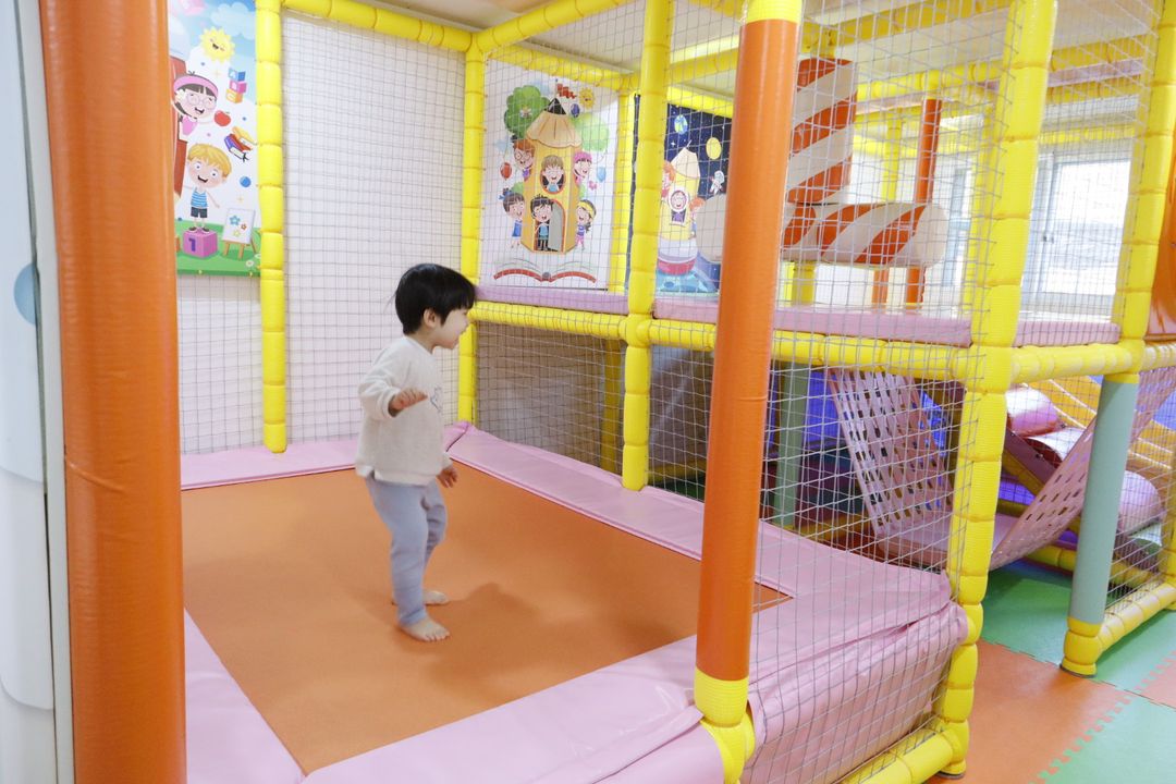 https://image.mom-mom.net/eyJidWNrZXQiOiJtb21tb20tbW9tc3RvdWNoIiwia2V5IjoicGxhY2VzLzY1YjM0NTY2OGRjNjExYjk5ZDBiMGJhZC5qcGVnIiwiZWRpdHMiOnsicmVzaXplIjp7IndpZHRoIjo1MDAsImhlaWdodCI6MzMzfX19
