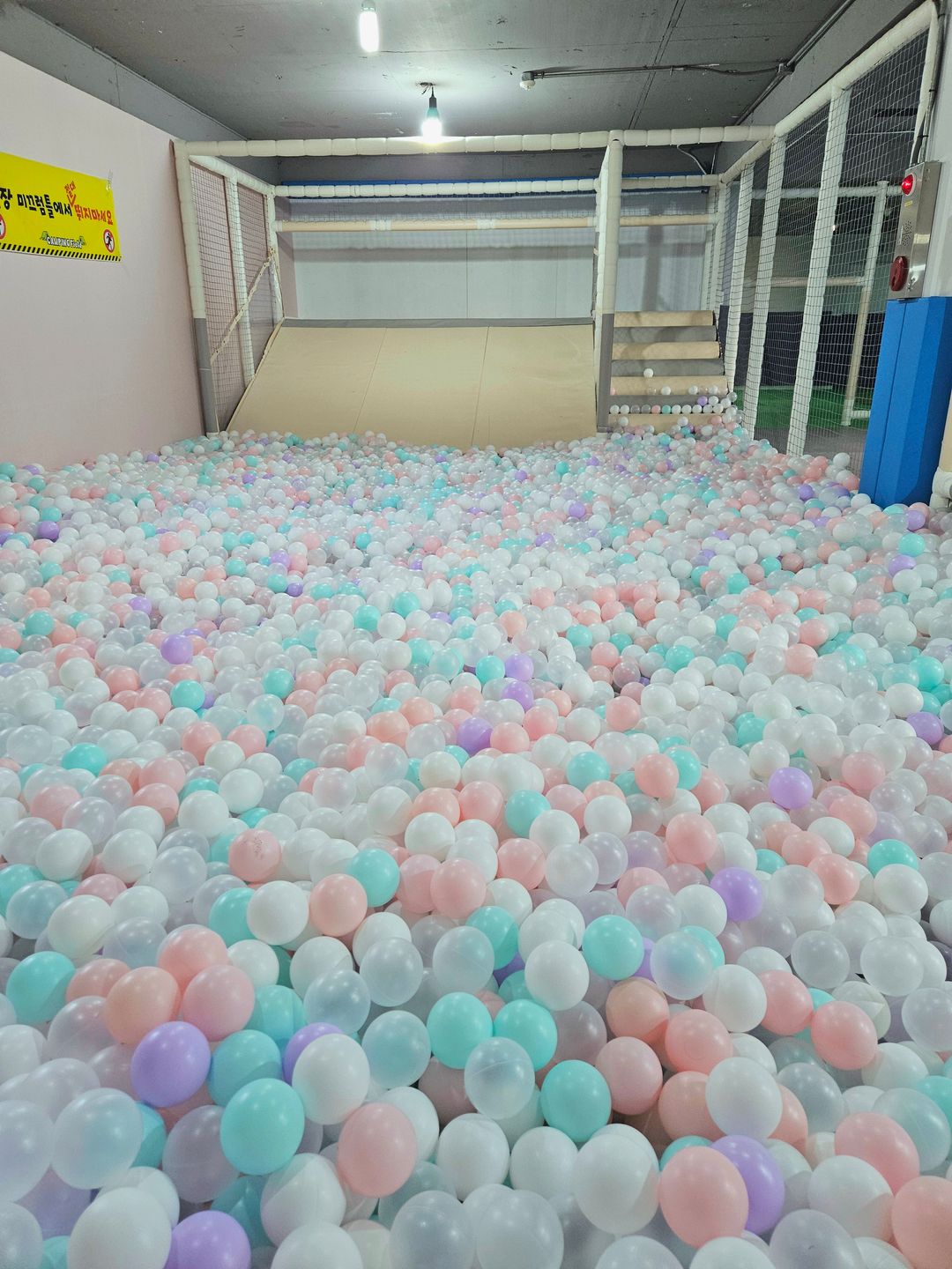 https://image.mom-mom.net/eyJidWNrZXQiOiJtb21tb20tbW9tc3RvdWNoIiwia2V5IjoicGxhY2VzLzY2NDU5NmVkNDM2MjZkMGU4MzNiOGUzOC5qcGciLCJlZGl0cyI6eyJyZXNpemUiOnsid2lkdGgiOjM3NSwiaGVpZ2h0Ijo1MDB9fX0=