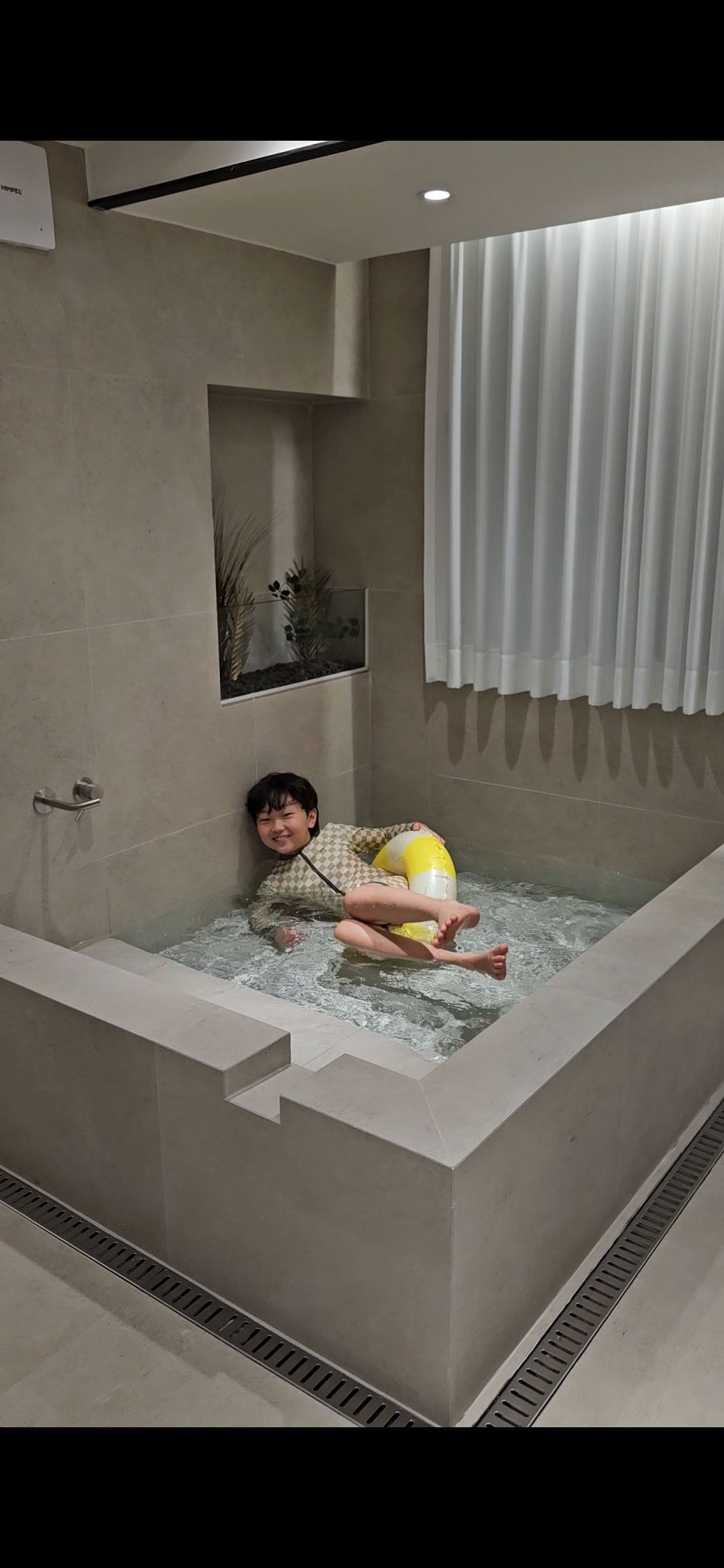 https://image.mom-mom.net/eyJidWNrZXQiOiJtb21tb20tbW9tc3RvdWNoIiwia2V5IjoicGxhY2VzLzY2NGI3MDBlMmMyMzcwYTY5ODhlODgwYi5qcGciLCJlZGl0cyI6eyJyZXNpemUiOnsid2lkdGgiOjIzMCwiaGVpZ2h0Ijo1MDB9fX0=