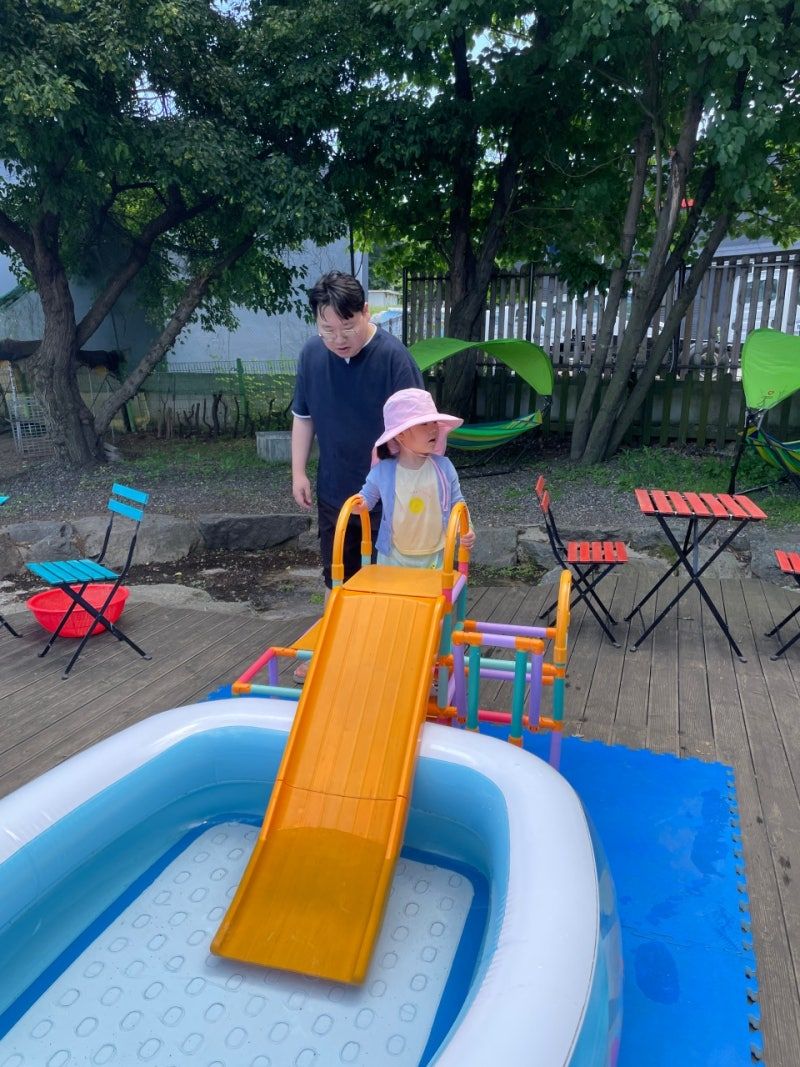https://image.mom-mom.net/eyJidWNrZXQiOiJtb21tb20tbW9tc3RvdWNoIiwia2V5IjoicGxhY2VzLzY2NjI3YmE1NzBkOGJiMjZhNzhmMzM0NC5qcGciLCJlZGl0cyI6eyJyZXNpemUiOnsid2lkdGgiOjM3NCwiaGVpZ2h0Ijo1MDB9fX0=