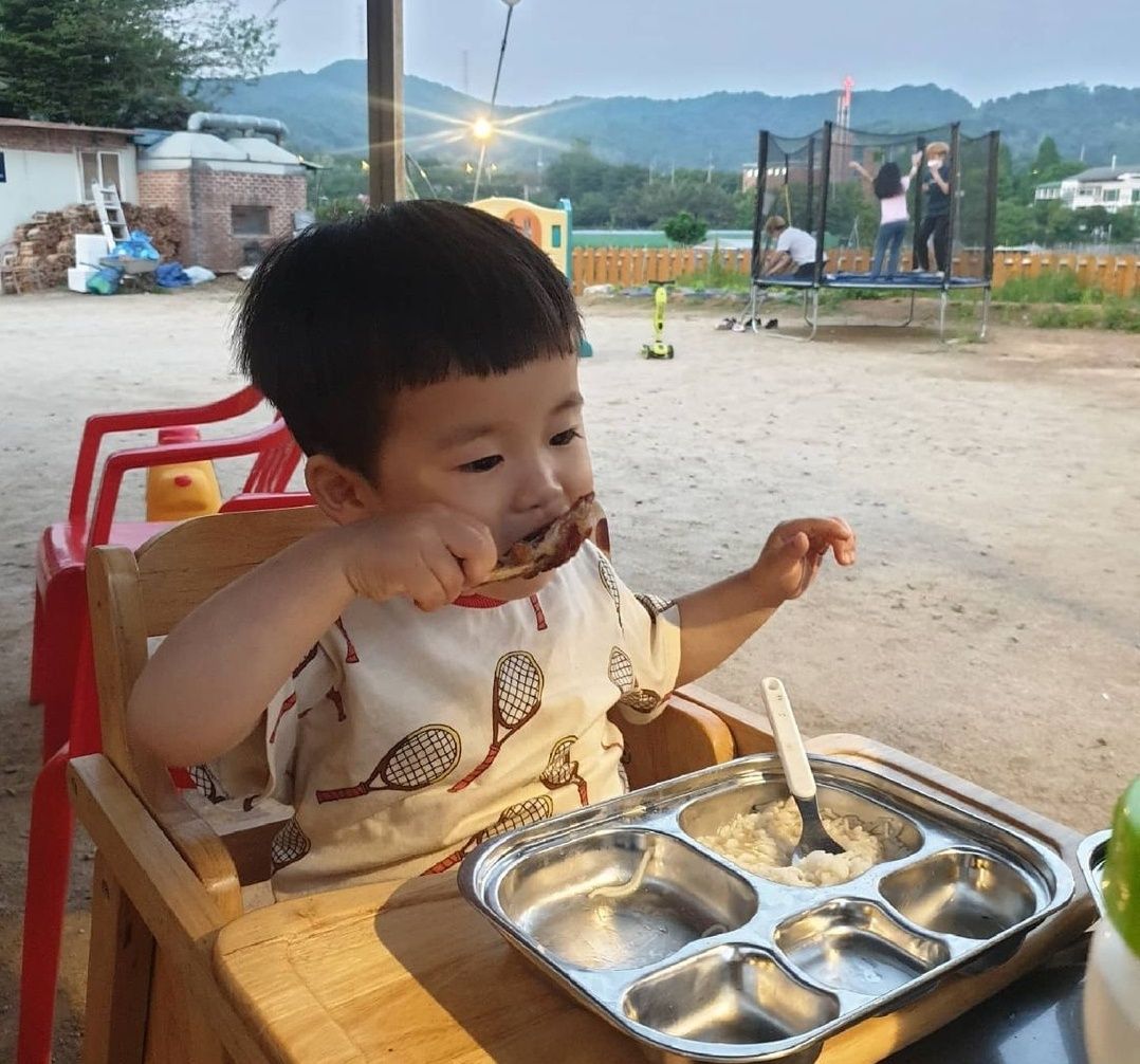 https://image.mom-mom.net/eyJidWNrZXQiOiJtb21tb20tbW9tc3RvdWNoIiwia2V5IjoicGxhY2VzLzY2Y2RkYzAxNzhjYzVlMTBjMWVlOGM2MS5qcGciLCJlZGl0cyI6eyJyZXNpemUiOnsid2lkdGgiOjUwMCwiaGVpZ2h0Ijo0NjZ9fX0=