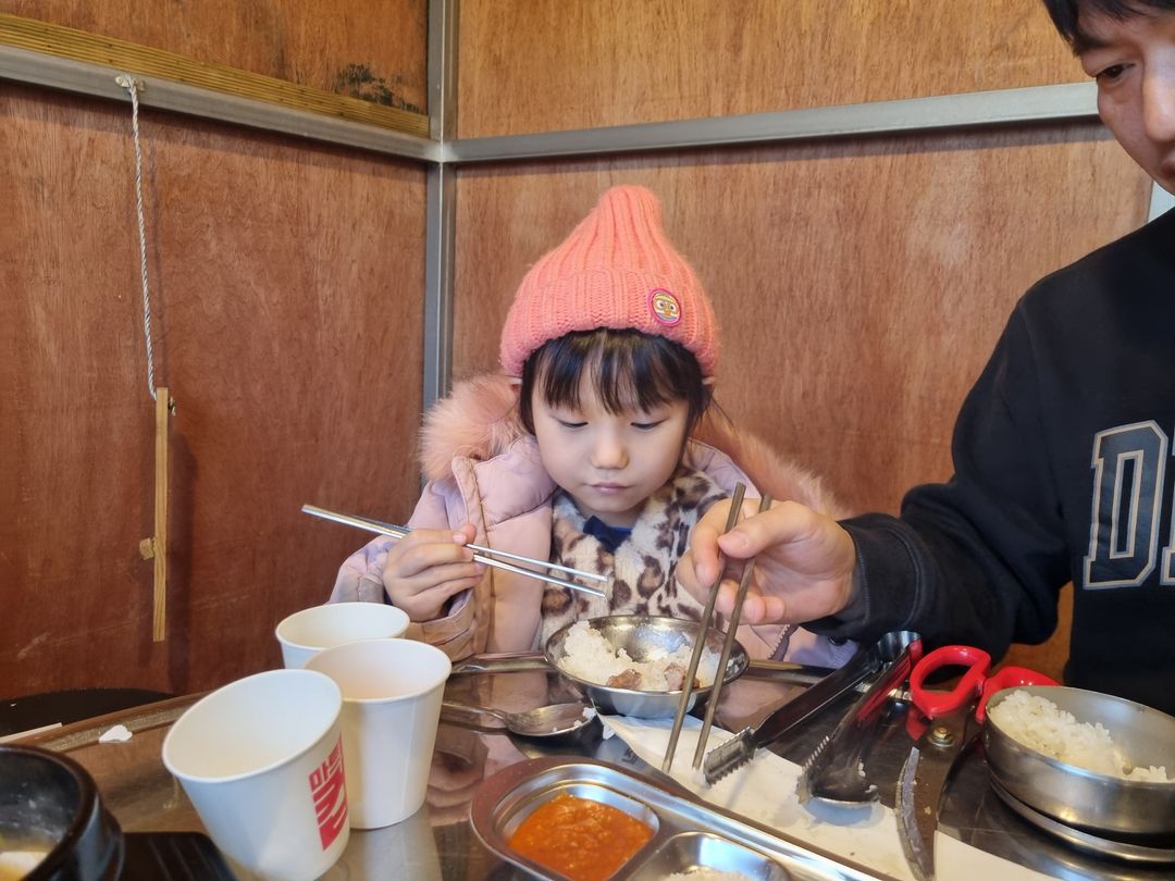 https://image.mom-mom.net/eyJidWNrZXQiOiJtb21tb20tbW9tc3RvdWNoIiwia2V5IjoicGxhY2VzLzY3NTZiMWM4NzdhMjk2YmJiMDJjMjVlZi5qcGciLCJlZGl0cyI6eyJyZXNpemUiOnsid2lkdGgiOjUwMCwiaGVpZ2h0IjozNzV9fX0=
