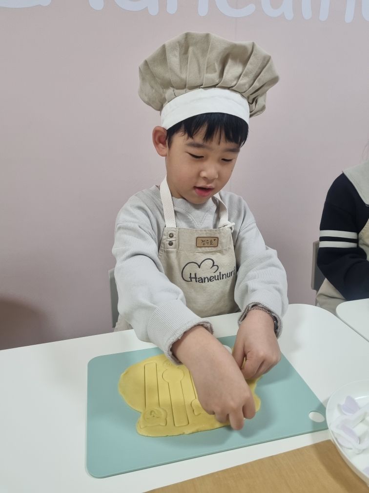 https://image.mom-mom.net/eyJidWNrZXQiOiJtb21tb20tbW9tc3RvdWNoIiwia2V5IjoicGxhY2VzLzY3MmY0NDVjYmJmMDM5ZDdiYjAzYTk1ZC5qcGVnIiwiZWRpdHMiOnsicmVzaXplIjp7IndpZHRoIjozNzUsImhlaWdodCI6NTAwfX19