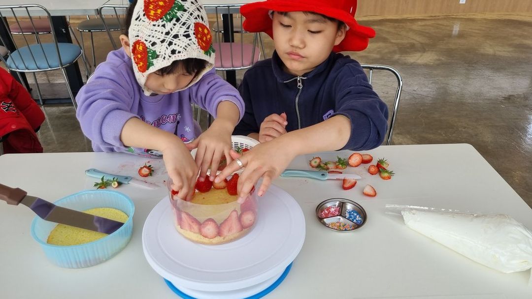 https://image.mom-mom.net/eyJidWNrZXQiOiJtb21tb20tbW9tc3RvdWNoIiwia2V5IjoicGxhY2VzLzY3ZDE0NDlhY2Q5Yzg2MmJmN2QxZDQ3Zi5qcGciLCJlZGl0cyI6eyJyZXNpemUiOnsid2lkdGgiOjUwMCwiaGVpZ2h0IjoyODF9fX0=