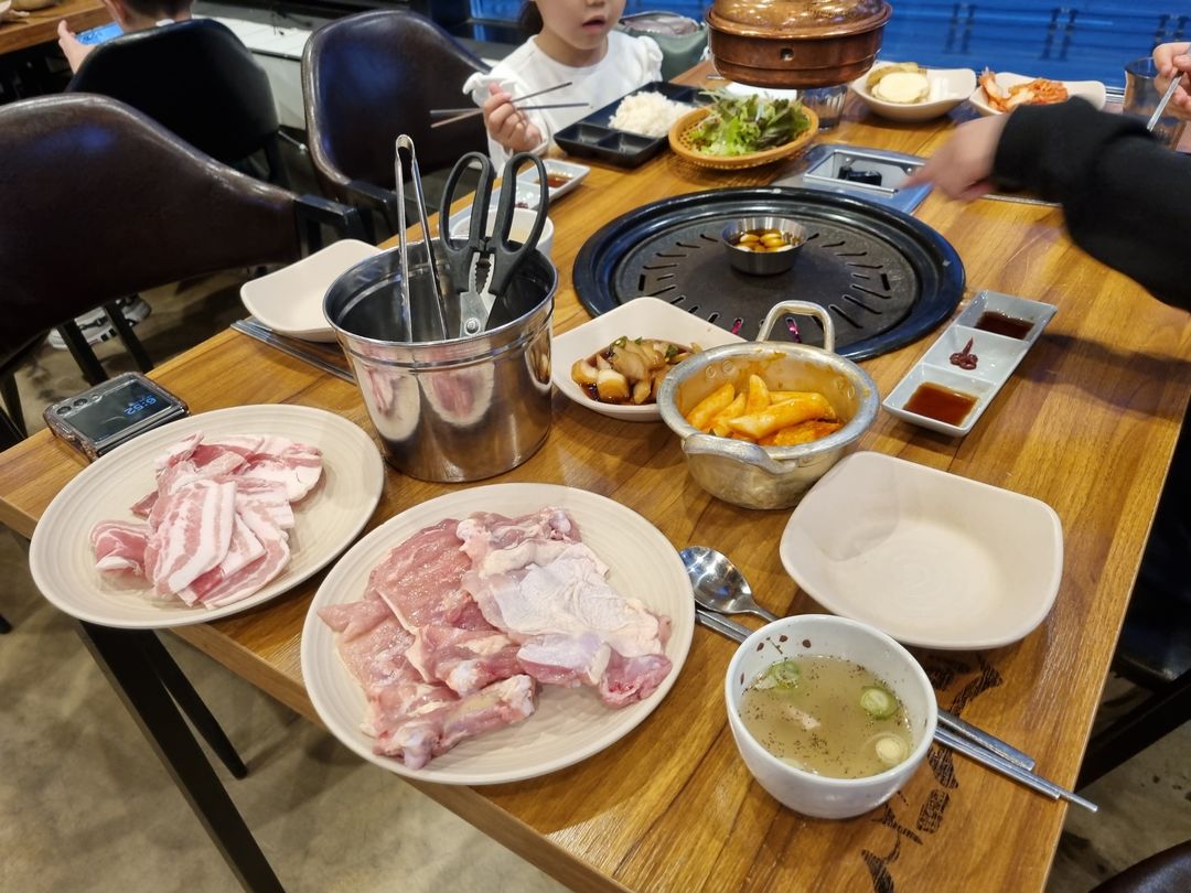 https://image.mom-mom.net/eyJidWNrZXQiOiJtb21tb20tbW9tc3RvdWNoIiwia2V5IjoicGxhY2VzLzY3ZTkzOTNjODRiZWZmN2E5MDNhMmM1OS5qcGciLCJlZGl0cyI6eyJyZXNpemUiOnsid2lkdGgiOjUwMCwiaGVpZ2h0IjozNzV9fX0=