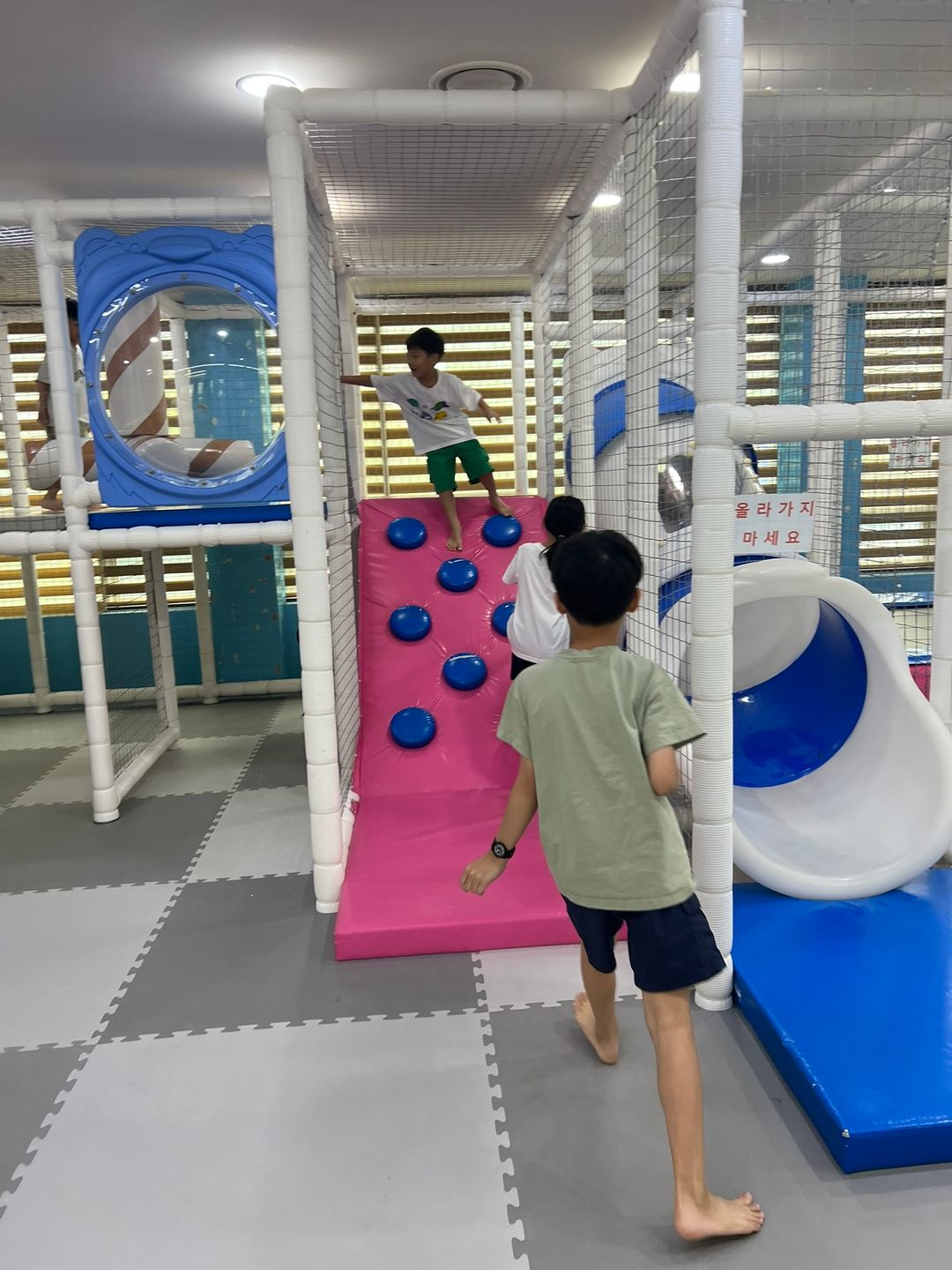 https://image.mom-mom.net/eyJidWNrZXQiOiJtb21tb20tbW9tc3RvdWNoIiwia2V5IjoicGxhY2VzLzY4OTk1MzBlMTlhNGI0ZWE1ZDhlZDZhZS5KUEVHIiwiZWRpdHMiOnsicmVzaXplIjp7IndpZHRoIjozNzUsImhlaWdodCI6NTAwfX19