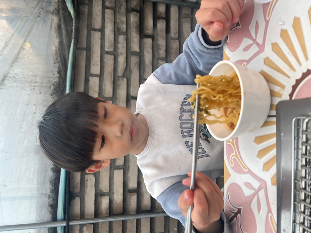 https://image.mom-mom.net/eyJidWNrZXQiOiJtb21tb20tbW9tc3RvdWNoIiwia2V5IjoicGxhY2VzLzY4MTcwYmYwNjMzNDRlMzI4NGQ0NjJiZi5qcGVnIiwiZWRpdHMiOnsicmVzaXplIjp7IndpZHRoIjo1MDAsImhlaWdodCI6Mzc1fX19