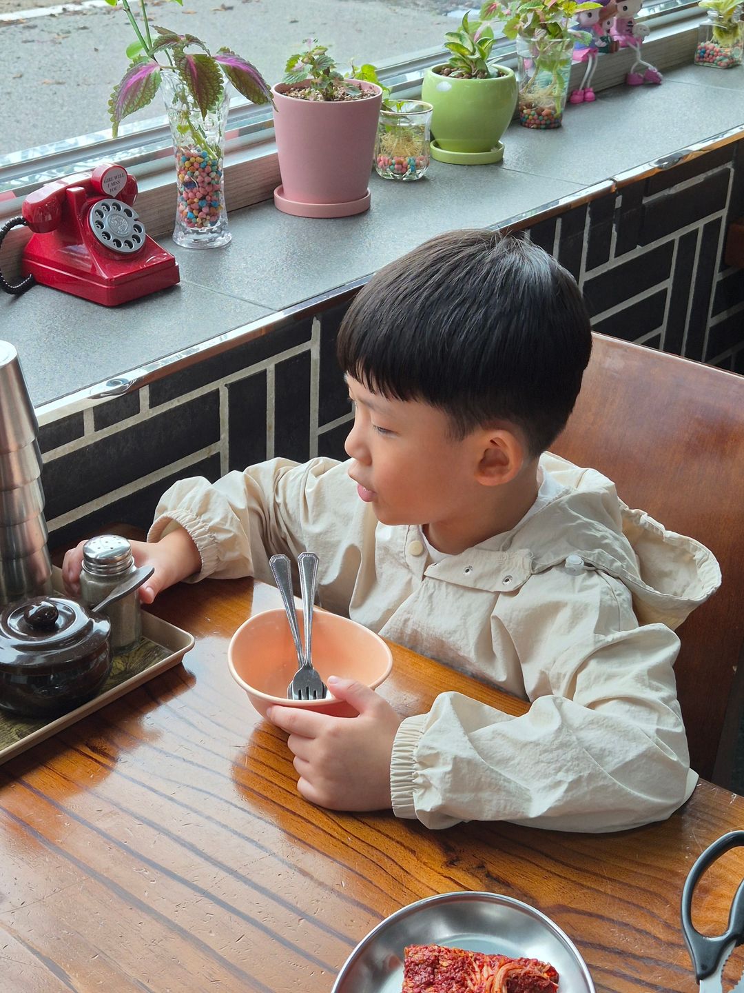 https://image.mom-mom.net/eyJidWNrZXQiOiJtb21tb20tbW9tc3RvdWNoIiwia2V5IjoicGxhY2VzLzY4Y2U3NDkzYzdjNjM3YmM4NWQzNTgxNC5qcGciLCJlZGl0cyI6eyJyZXNpemUiOnsid2lkdGgiOjM3NSwiaGVpZ2h0Ijo1MDB9fX0=