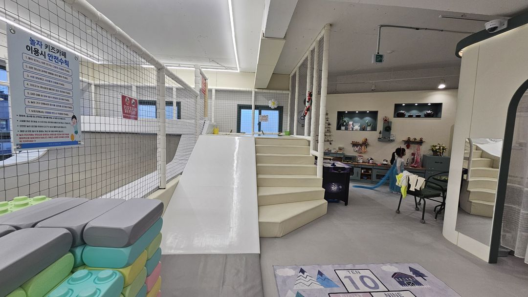 https://image.mom-mom.net/eyJidWNrZXQiOiJtb21tb20tbW9tc3RvdWNoIiwia2V5IjoicGxhY2VzLzY4ZThiOWJiMzAxZTE4YzQ0NjhiYzI3ZC5qcGciLCJlZGl0cyI6eyJyZXNpemUiOnsid2lkdGgiOjUwMCwiaGVpZ2h0IjoyODF9fX0=