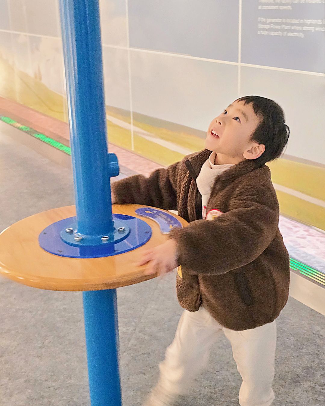 https://image.mom-mom.net/eyJidWNrZXQiOiJtb21tb20tbW9tc3RvdWNoIiwia2V5IjoicGxhY2VzLzY5ZDcwYzYyNjBiNzcwMjJlOGUwNTk0ZC5qcGciLCJlZGl0cyI6eyJyZXNpemUiOnsid2lkdGgiOjQwMCwiaGVpZ2h0Ijo1MDB9fX0=