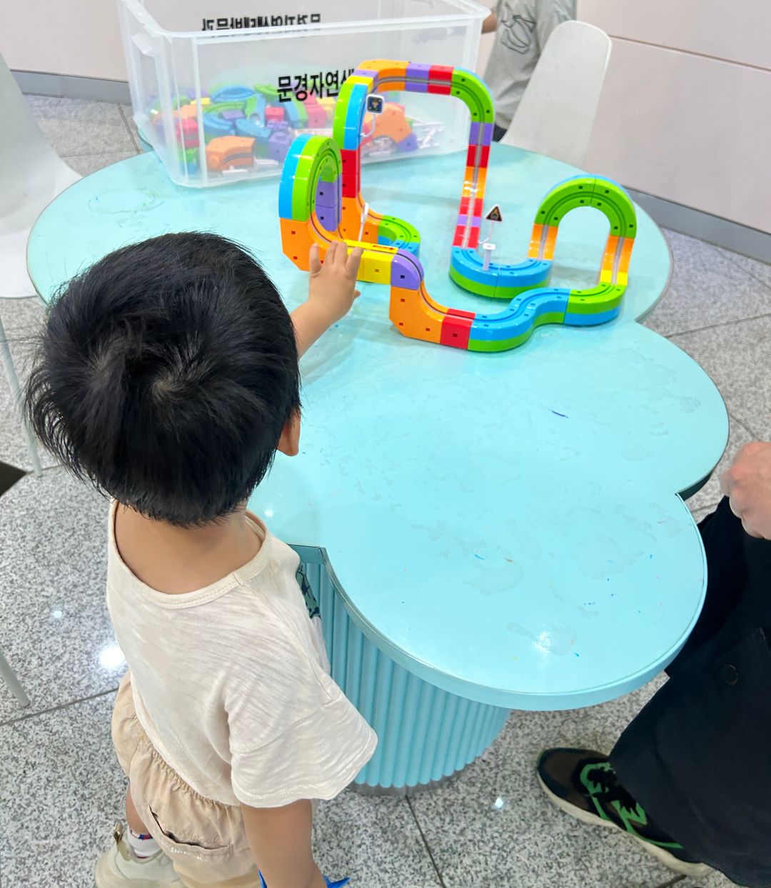 https://image.mom-mom.net/eyJidWNrZXQiOiJtb21tb20tbW9tc3RvdWNoIiwia2V5IjoicGxhY2VzLzZhN2JlM2I3Mjk4Njg4NmExMTE3ZmNiOS5qcGVnIiwiZWRpdHMiOnsicmVzaXplIjp7IndpZHRoIjo0MzQsImhlaWdodCI6NTAwfX19