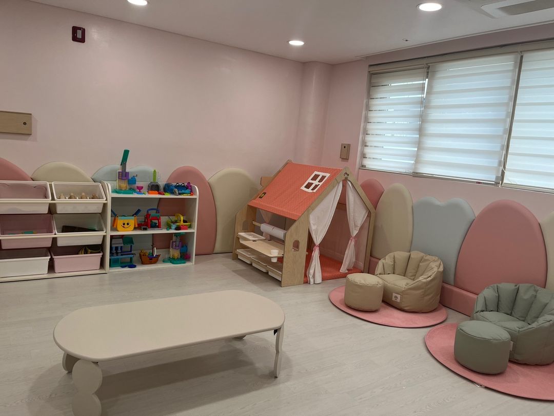 https://image.mom-mom.net/eyJidWNrZXQiOiJtb21tb20tbW9tc3RvdWNoIiwia2V5IjoicGxhY2VzLzZhMmE1Y2YwZjg4ODI3NzAwNWM5NmUwOS5qcGciLCJlZGl0cyI6eyJyZXNpemUiOnsid2lkdGgiOjUwMCwiaGVpZ2h0IjozNzV9fX0=