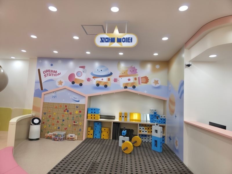 https://image.mom-mom.net/eyJidWNrZXQiOiJtb21tb20tbW9tc3RvdWNoIiwia2V5IjoicGxhY2VzLzZhMmE1ZGFjNTYzYjMwZjIyY2RiYzRkZi5qcGciLCJlZGl0cyI6eyJyZXNpemUiOnsid2lkdGgiOjEwODAsIndpdGhvdXRFbmxhcmdlbWVudCI6dHJ1ZX19fQ==